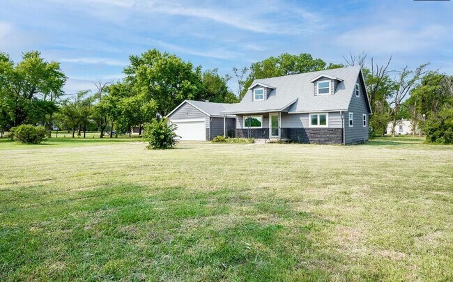 Building Photo - Gorgeous Remodeled Home Just Outside of Be...