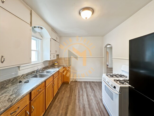 Building Photo - 608 2nd St