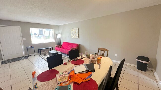 Building Photo - WALKABLE 2/1 TWN w/ New Carpets & Washer/Dryer! Close to Downtown! $1075/month Avail NOW!