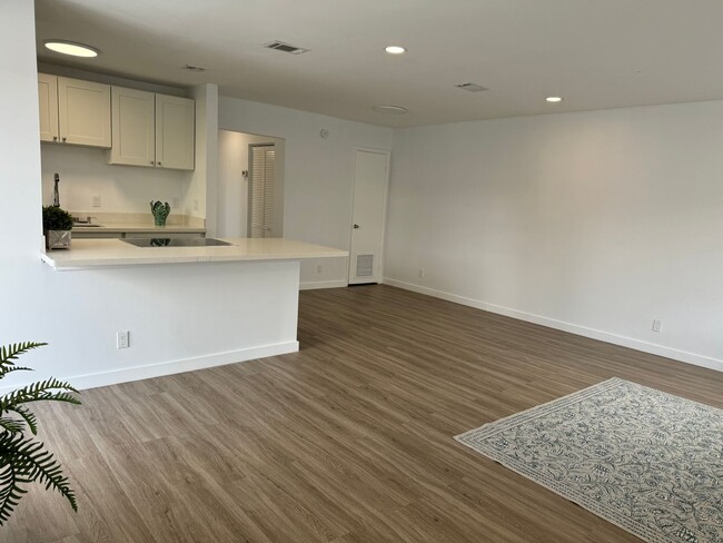 Building Photo - Newly Remodeled 2 Bedrooms - Ask About Our...