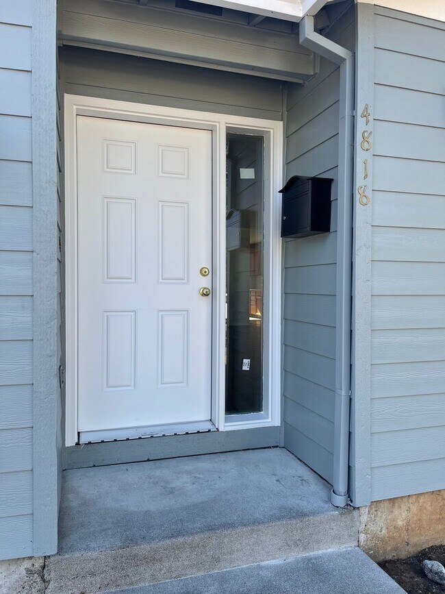 Foto del edificio - Bright & Beautiful Updated 3 bed, 2 bath in the Heart of Alberta District, New Paint, Inside and ...