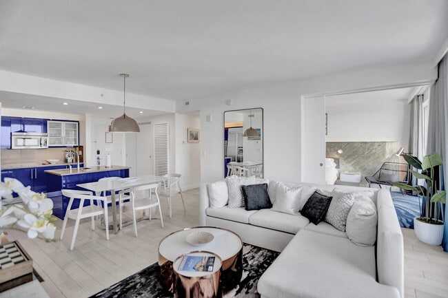 Building Photo - 3101 Bayshore Dr