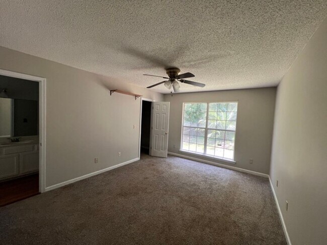 Foto del edificio - 3 bed / 2 bath home ~ Just minutes from Ha...