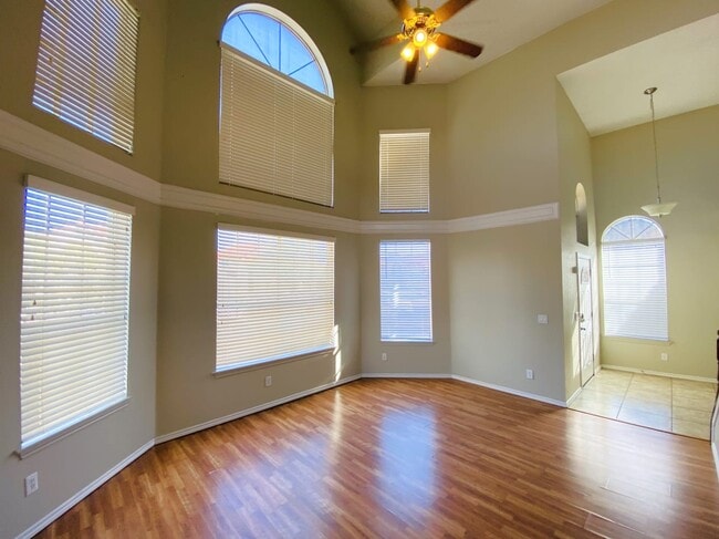 Building Photo - 302 S Quail Ln