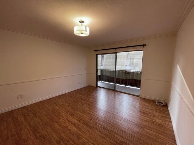 Bedroom with balcony - 1517 E Garfield Ave