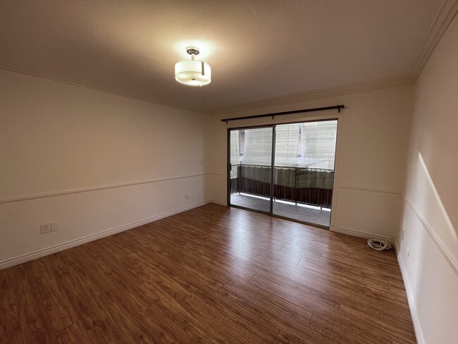 Bedroom with balcony - 1517 E Garfield Ave