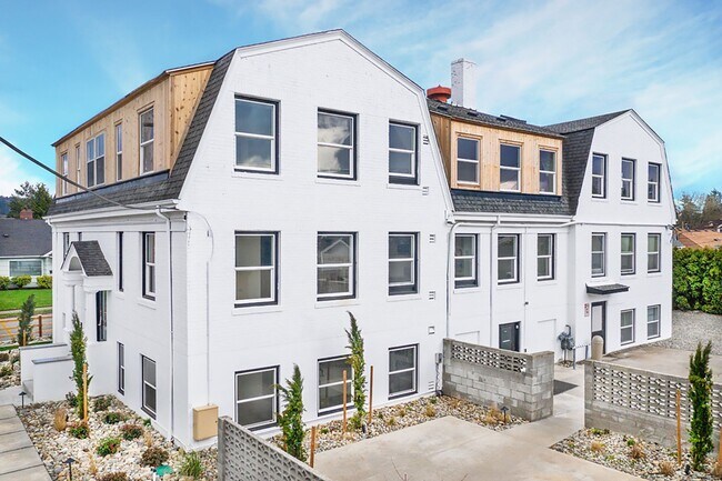 Building Photo - Maple Apartments: Leasing Specials! Newly Renovated 1 Bedroom & Studio Apartments