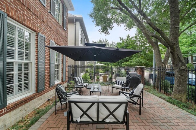 Foto del edificio - 5136 Chevy Chase Dr