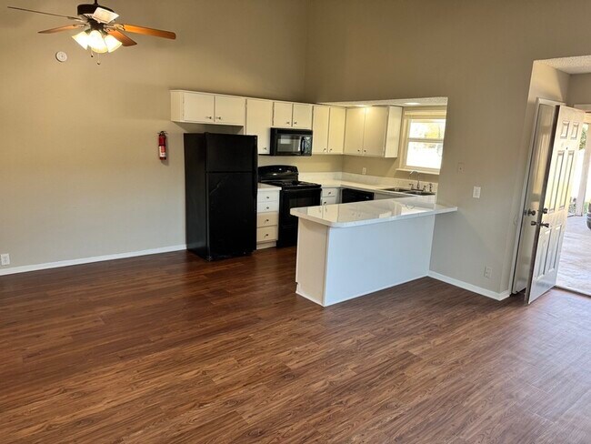 Foto del edificio - 4809 Houghton Ave