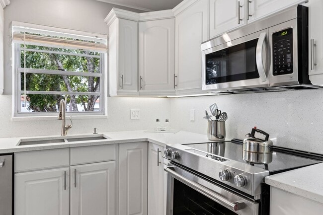 Building Photo - (55+) 2/2 Furnished Condo in Jensen Beach