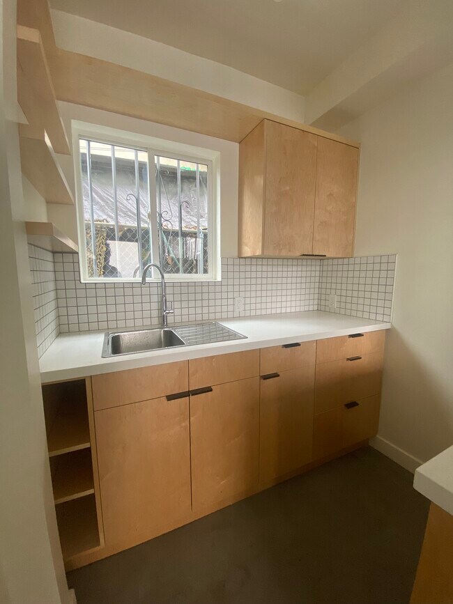 kitchen - 572 N Virgil Ave