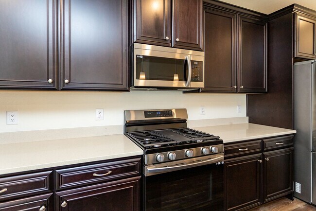 Foto del edificio - Luxury Condo Living with Mountain Views in the Heart of Briargate!!