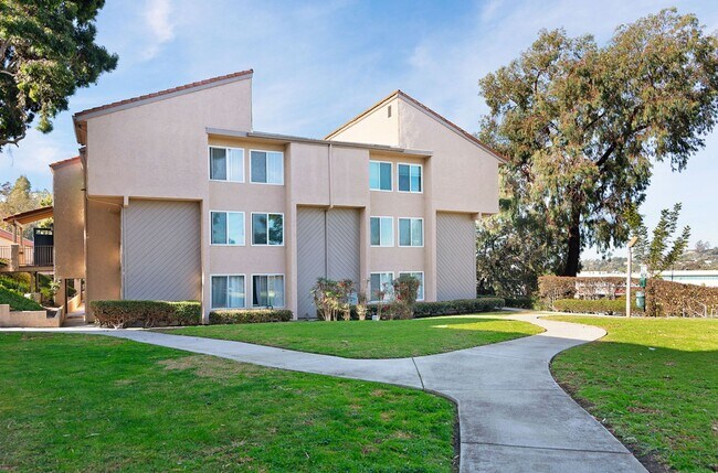Foto del edificio - Beautiful 2Bd/2Ba Condo In Gated Community...