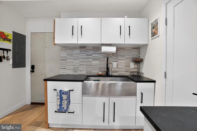 Building Photo - 1238 Callowhill St