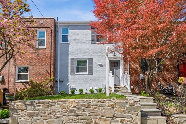 Building Photo - Charming 3 Bed 2.5 Bath Interior Townhome ...