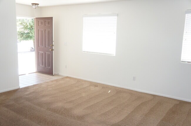 Foto del edificio - BEAUTIFUL 3 BEDROOM 2 BATHROOM HOUSE, LOCA...