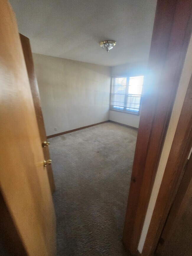 Building Photo - 2410 E Oklahoma Ave