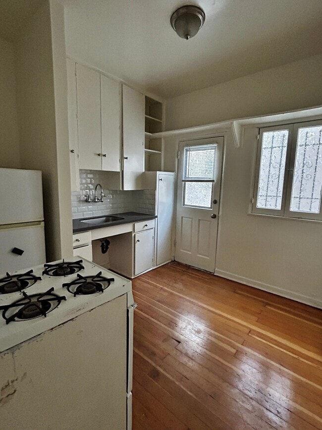 Building Photo - 806 N Poinsettia Pl