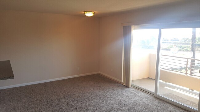 Building Photo - Charming Bay Park Condo For Rent!