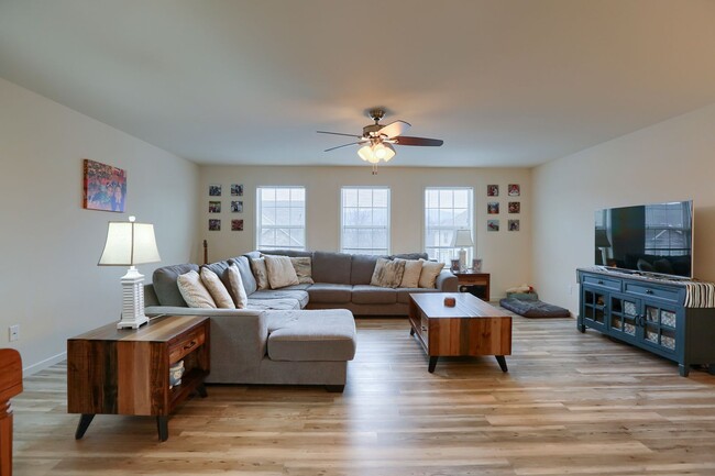 Building Photo - 4 bedroom townhome