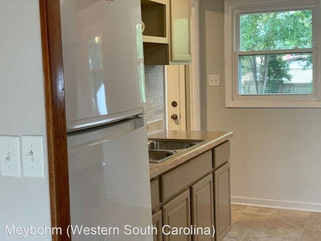 Building Photo - 3 br, 1.5 bath House - 723 Washington Circle