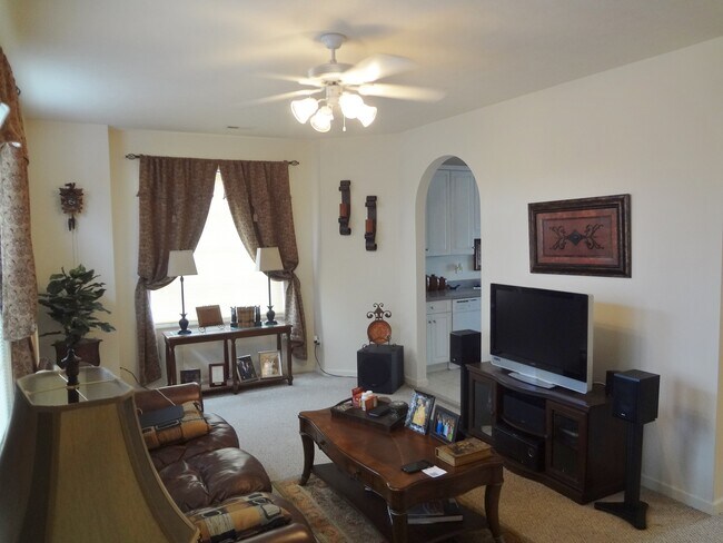 Foto del edificio - Handsome End Unit Townhouse in Taylor Springs