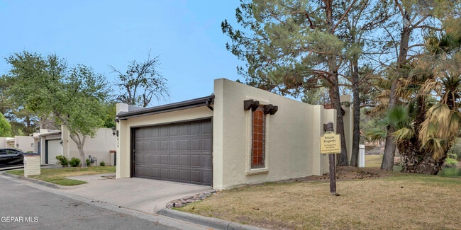 Building Photo - 620 Lakeway Dr