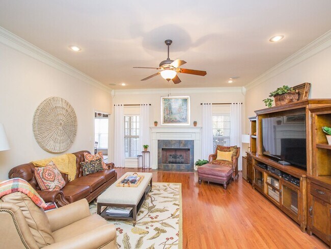 Foto del edificio - Lake Forest Subdivision. Enjoy all the amenities!