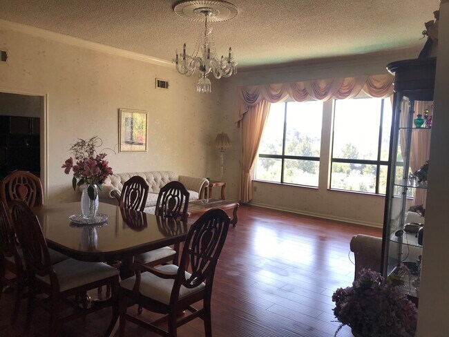 Sala de estar y comedor - 22913 Gershwin Dr