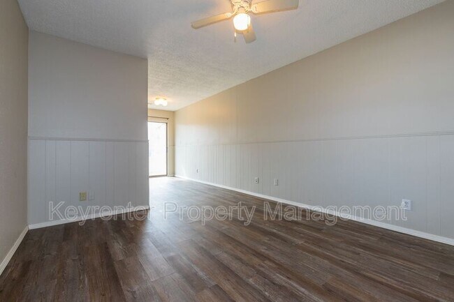 Building Photo - 1421 W Lillian St