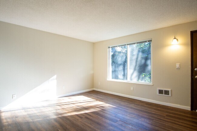 Building Photo - Spacious 1-Bed Surrounded by Tall Trees in Multnomah Village