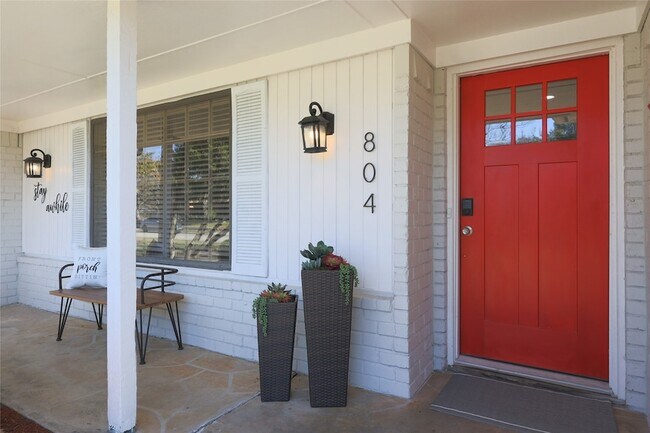 Building Photo - 804 Ridgefield Dr
