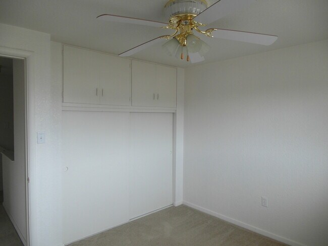 Building Photo - 3 bedroom, 1.5 bathroom duplex with Centra...