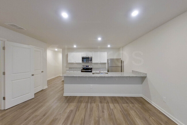 Building Photo - 350 Ironwood Ct