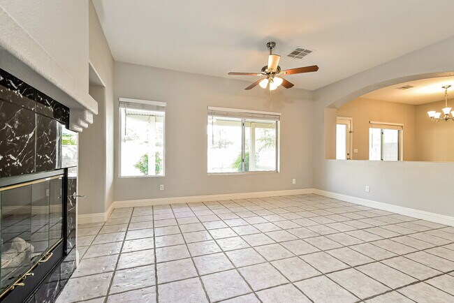Foto del edificio - 5044 Drifting Creek Ave