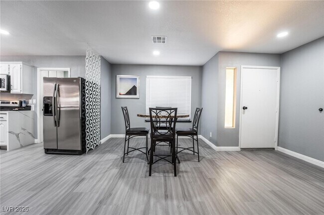 Foto del edificio - 7439 Trudy Ln