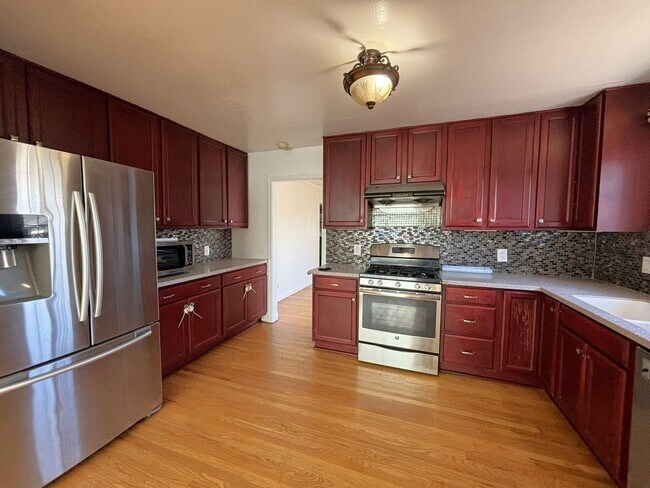 Building Photo - Gorgeous 3 Bedroom 3 bath with office spac...