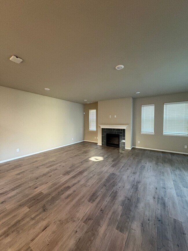 Building Photo - Beautiful Ten Trails Fenced Home with 2 Ca...