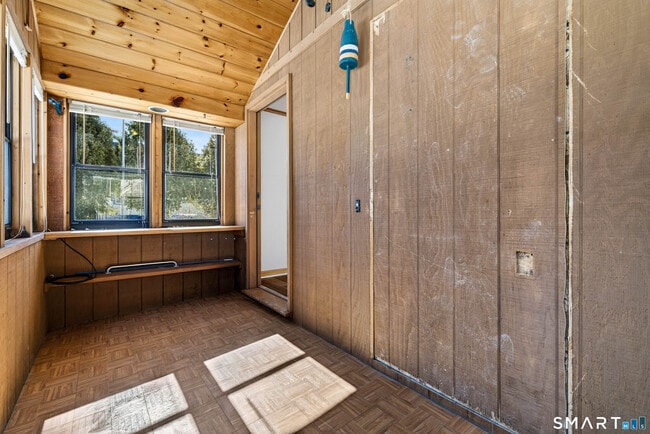 Building Photo - 12 Pine St