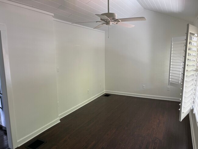 Living room - 544 N Knowles Ave