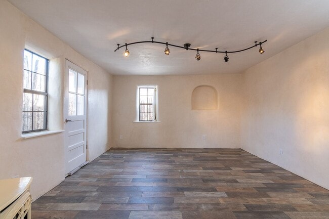 Building Photo - Montez Place