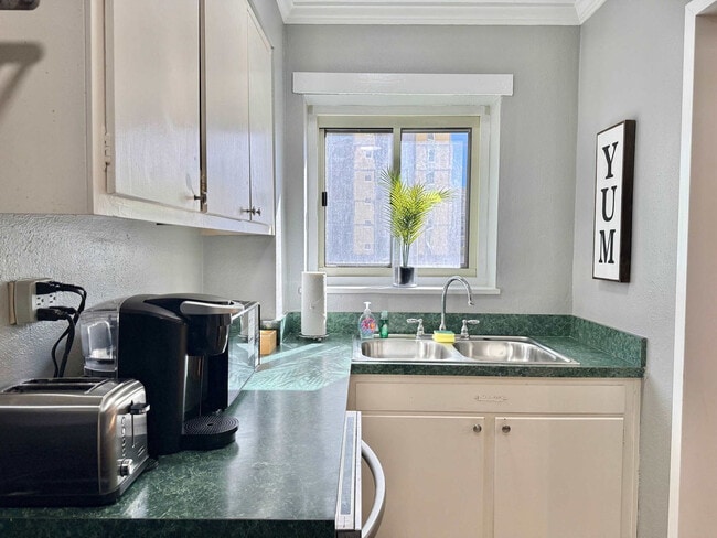 Building Photo - 300 Peachtree Rd NE