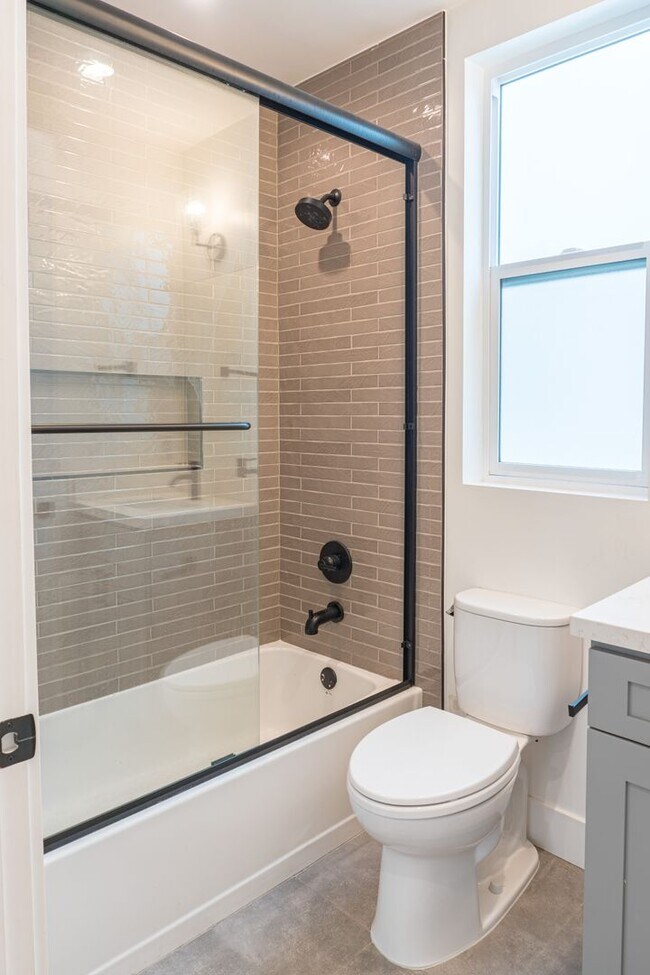 Foto del edificio - Beautiful Spacious Modern 3 Bedroom Townho...