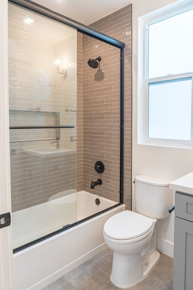 Building Photo - Beautiful Spacious Modern 3 Bedroom Townho...