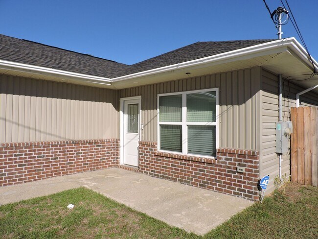 Building Photo - Convenient to bases, shopping & beaches!