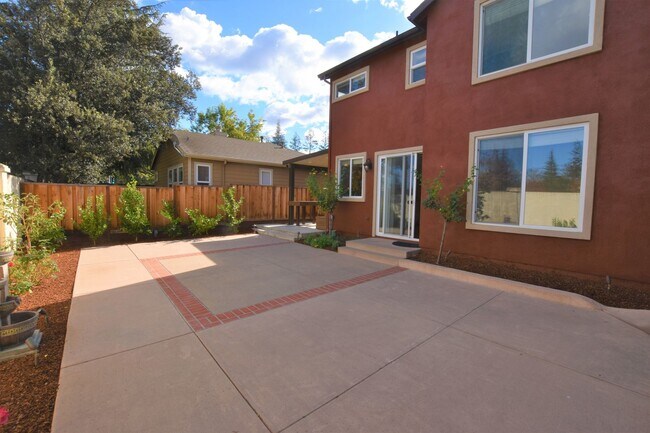 Foto del edificio - Gorgeous Home in Desirable Los Gatos: Four Bedrooms, Two and One-Half Bathrooms SFR