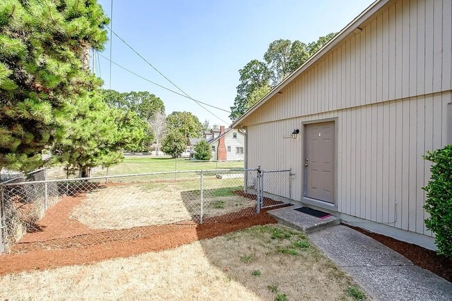 Foto del edificio - 3609 White Oak Ct NE