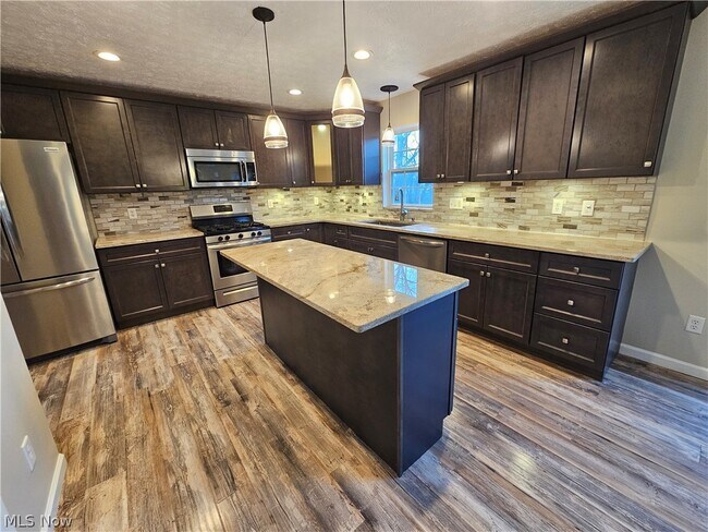 Foto del edificio - 687 Brookside Ln