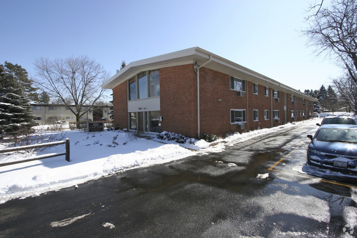 Building - 705 W Park Ave