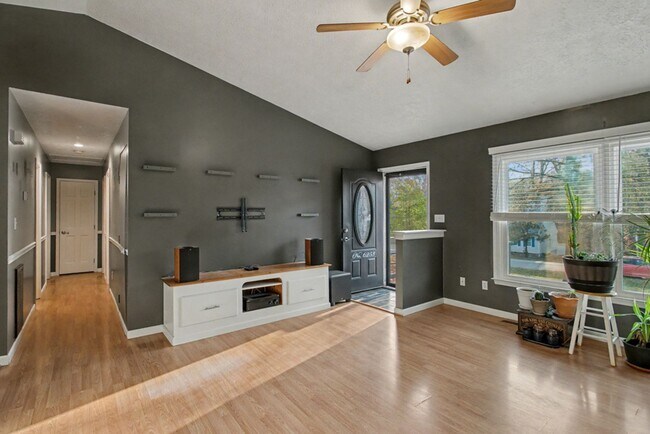 Photo - 4 bedrooms with 2 ensuites-close to shopping. House